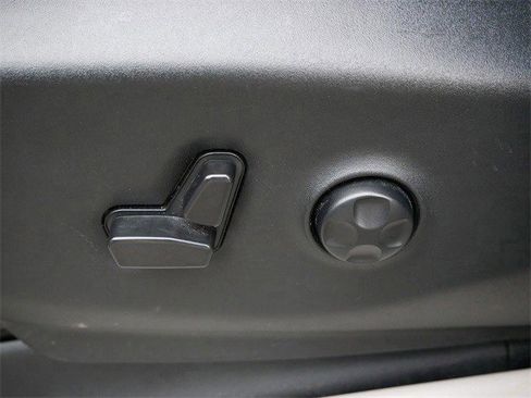 Used 2024 Chrysler Pacifica Touring-L image 18