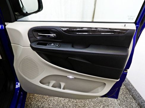 Used 2018 Dodge Grand Caravan SE w/ UConnect Hands-Free Group FWD image 11