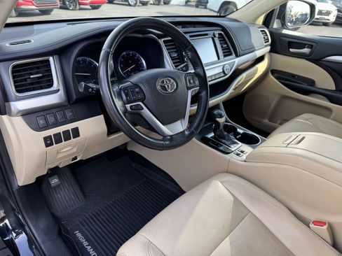 Used 2019 Toyota Highlander XLE image 28