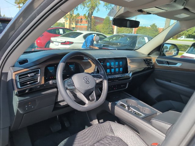 Used 2024 Volkswagen Atlas SE FWD image 8