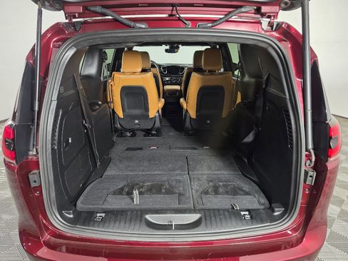 Used 2023 Chrysler Pacifica Pinnacle image 6