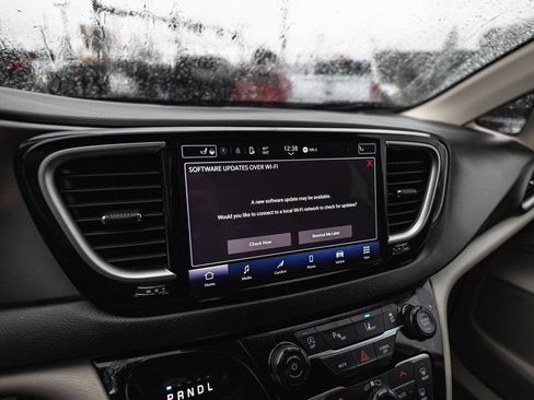 Used 2024 Chrysler Pacifica Touring-L FWD image 14