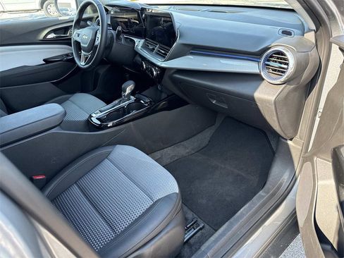 Used 2025 Chevrolet Trax LT w/ LT Convenience Package image 27