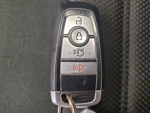 Used 2020 Ford Fusion SE image 32