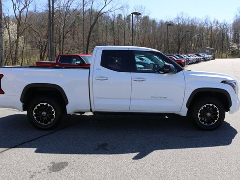 Used 2022 Toyota Tundra SR5 w/ SR5 Premium Package image 9