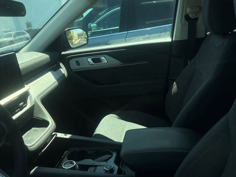 Used 2025 Ford Explorer Active AWD/4WD image 4