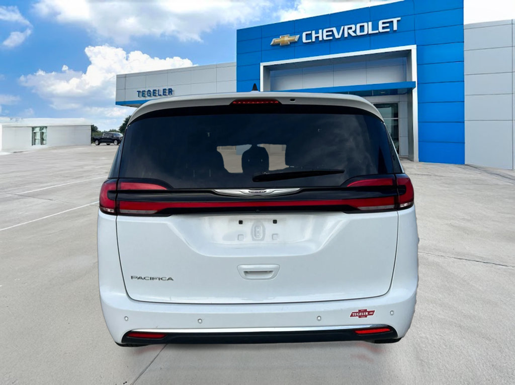 Used 2024 Chrysler Pacifica Touring-L FWD image 6