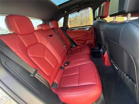 Used 2024 Porsche Macan w/ Premium Plus Package image 26
