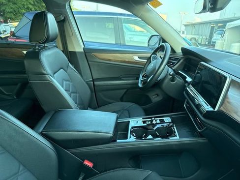Used 2025 Volkswagen Atlas SE FWD image 3