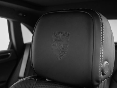 Used 2025 Porsche Macan image 44