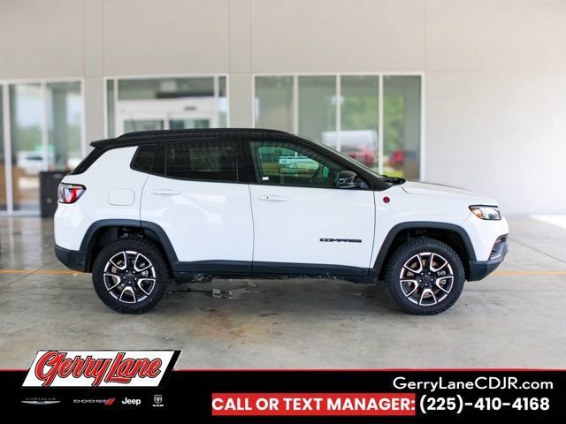 Used 2025 Jeep Compass Trailhawk AWD/4WD image 3