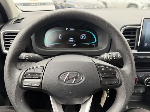 Used 2025 Hyundai Venue SE FWD image 11