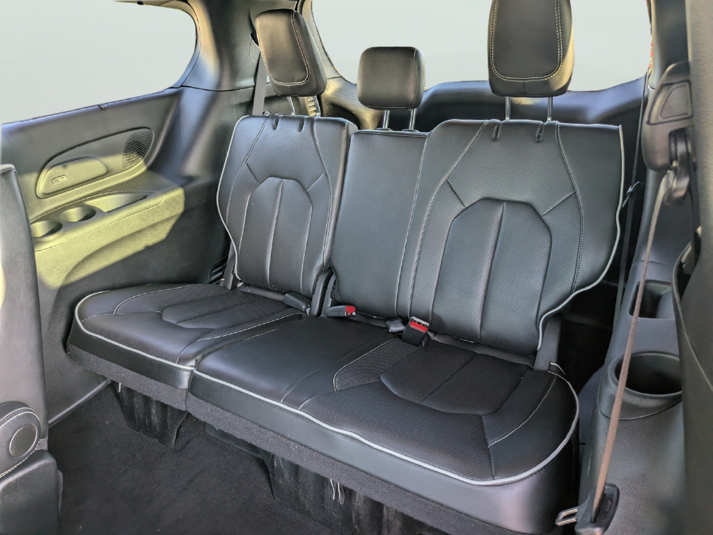 Used 2025 Chrysler Pacifica Limited FWD image 19