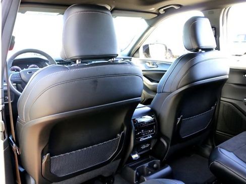 New 2025 Jeep Grand Cherokee L Laredo image 17