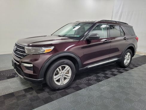 Used 2022 Ford Explorer XLT w/ Equipment Group 202A AWD/4WD image 2