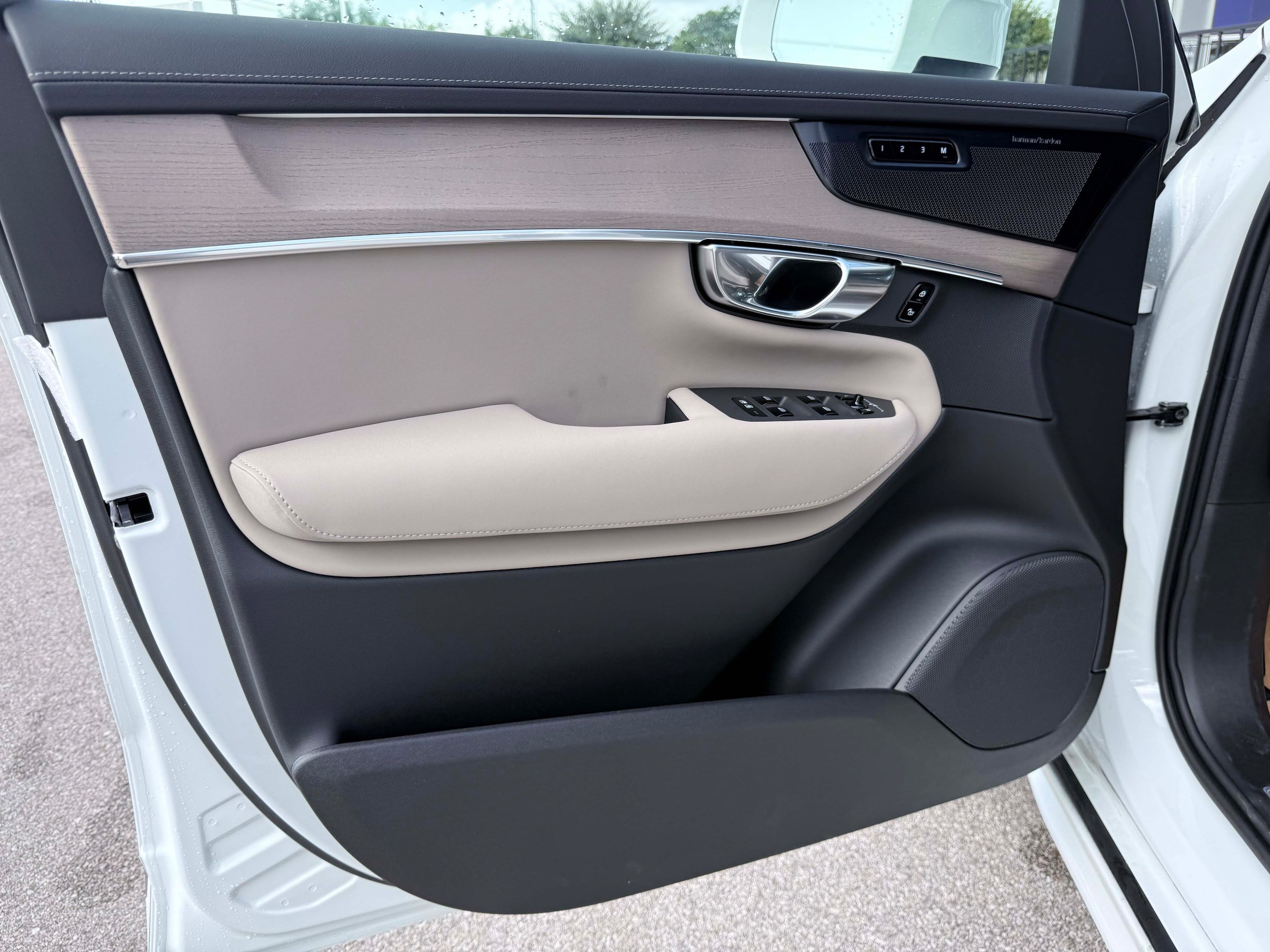 New 2026 Volvo XC90 T8 Plus w/ Protection Package Premier AWD/4WD image 11