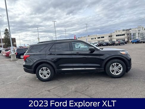 Used 2023 Ford Explorer XLT AWD/4WD image 6