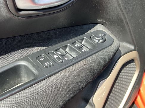 Used 2017 Jeep Renegade Latitude w/ Popular Equipment Group FWD image 16