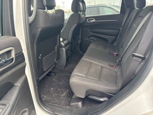 Used 2020 Jeep Grand Cherokee Laredo image 2