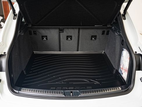 Certified 2024 Porsche Macan image 19