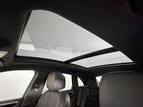 Certified 2023 Porsche Macan image 35