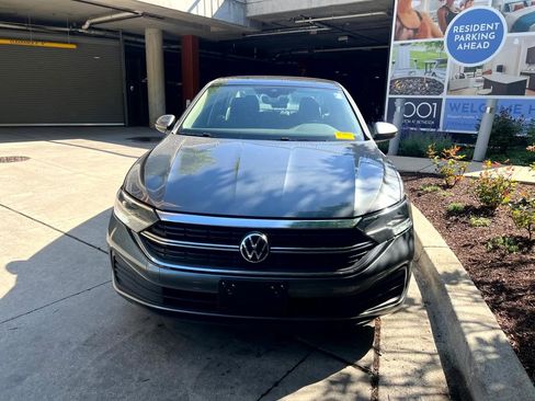 Used 2023 Volkswagen Jetta SE w/ Panoramic Sunroof Package FWD image 2