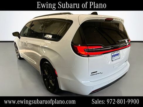 Used 2025 Chrysler Pacifica Limited FWD image 5