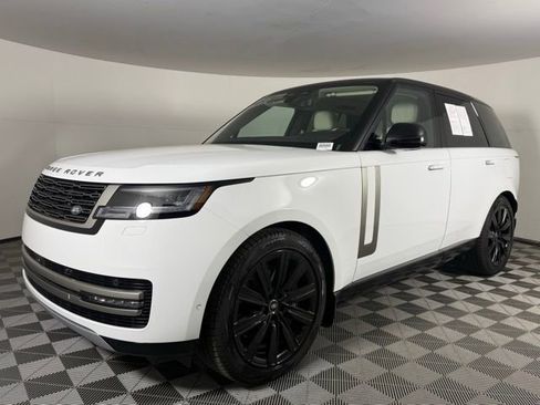 Used 2025 Land Rover Range Rover SE image 2