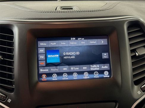 Used 2019 Jeep Cherokee Latitude Plus w/ Cold Weather Group AWD/4WD image 7