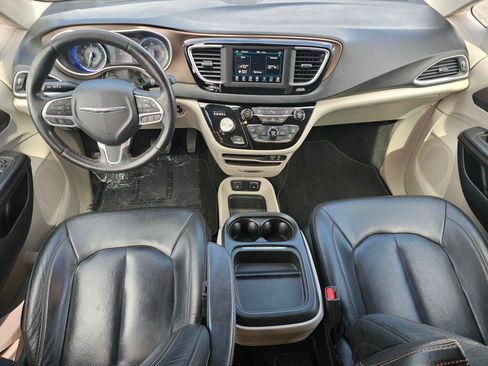 Used 2019 Chrysler Pacifica Touring-L FWD image 20