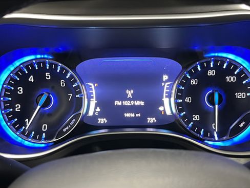 Used 2023 Chrysler Pacifica Touring-L FWD image 16