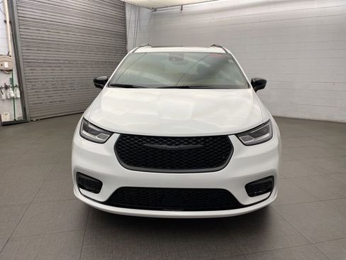 New 2026 Chrysler Pacifica Limited w/ Uconnect Theater Family Group image 9