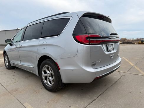 Used 2023 Chrysler Pacifica Limited image 7