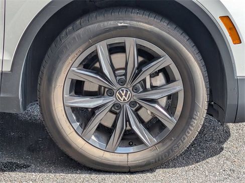 Used 2023 Volkswagen Tiguan SE w/ Panoramic Sunroof Package image 9