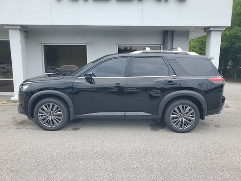 Certified 2024 Nissan Pathfinder SL w/ SL Premium Package FWD image 12