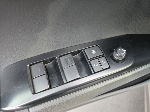 Used 2025 Toyota Camry SE image 14