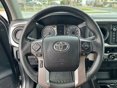 Used 2016 Toyota Tacoma SR5 w/ SR5 Appearance Package (SN) image 15