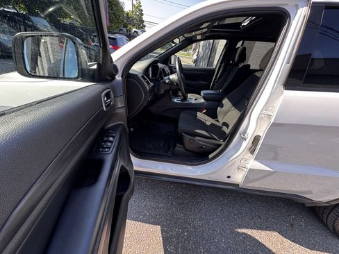 Used 2019 Jeep Grand Cherokee Laredo AWD/4WD image 11