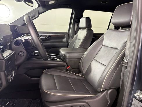 Used 2025 Chevrolet Suburban Premier image 19