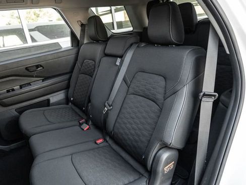 Used 2024 Nissan Pathfinder S image 12