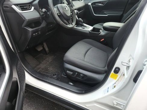 Used 2022 Toyota RAV4 XLE image 9
