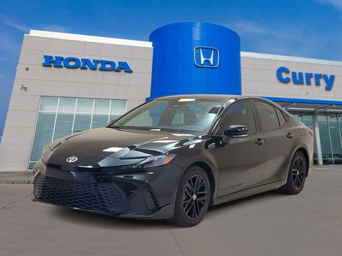 Used 2025 Toyota Camry SE FWD image 1