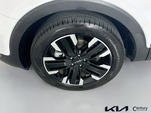 Certified 2025 Kia Telluride SX w/ SX Captain's Chair Package FWD image 33