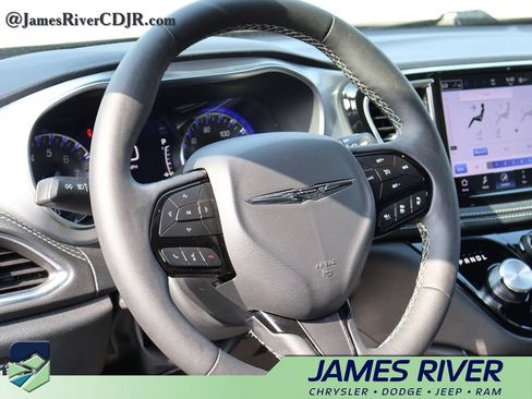 Used 2025 Chrysler Pacifica Limited FWD image 24