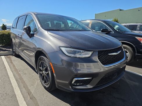 Used 2023 Chrysler Pacifica Touring-L FWD image 2