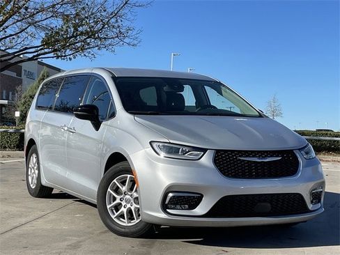 Used 2024 Chrysler Pacifica Touring-L image 2