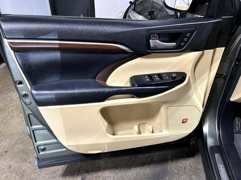 Used 2015 Toyota Highlander Limited image 12