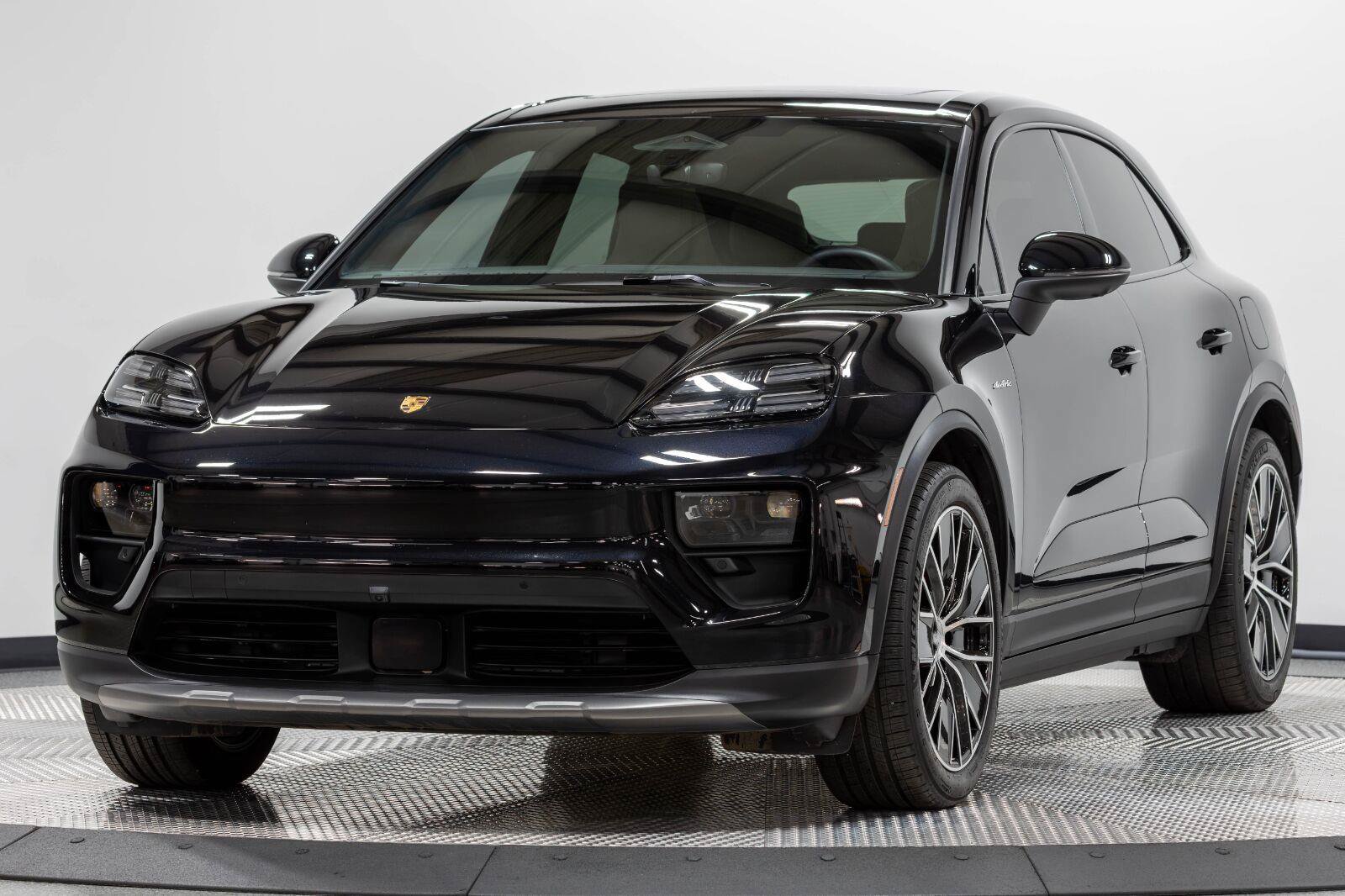 Used 2025 Porsche Macan 4S Electric AWD/4WD image 8