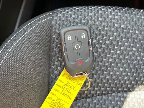 Used 2024 GMC Terrain SLE AWD/4WD image 23