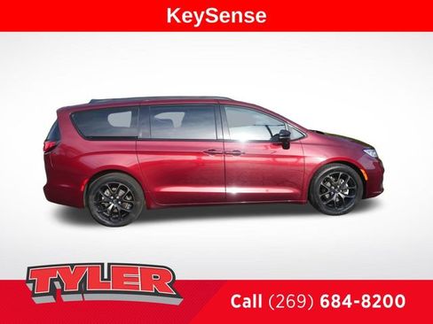 Used 2023 Chrysler Pacifica Limited w/ Uconnect Theater Family Group FWD image 9